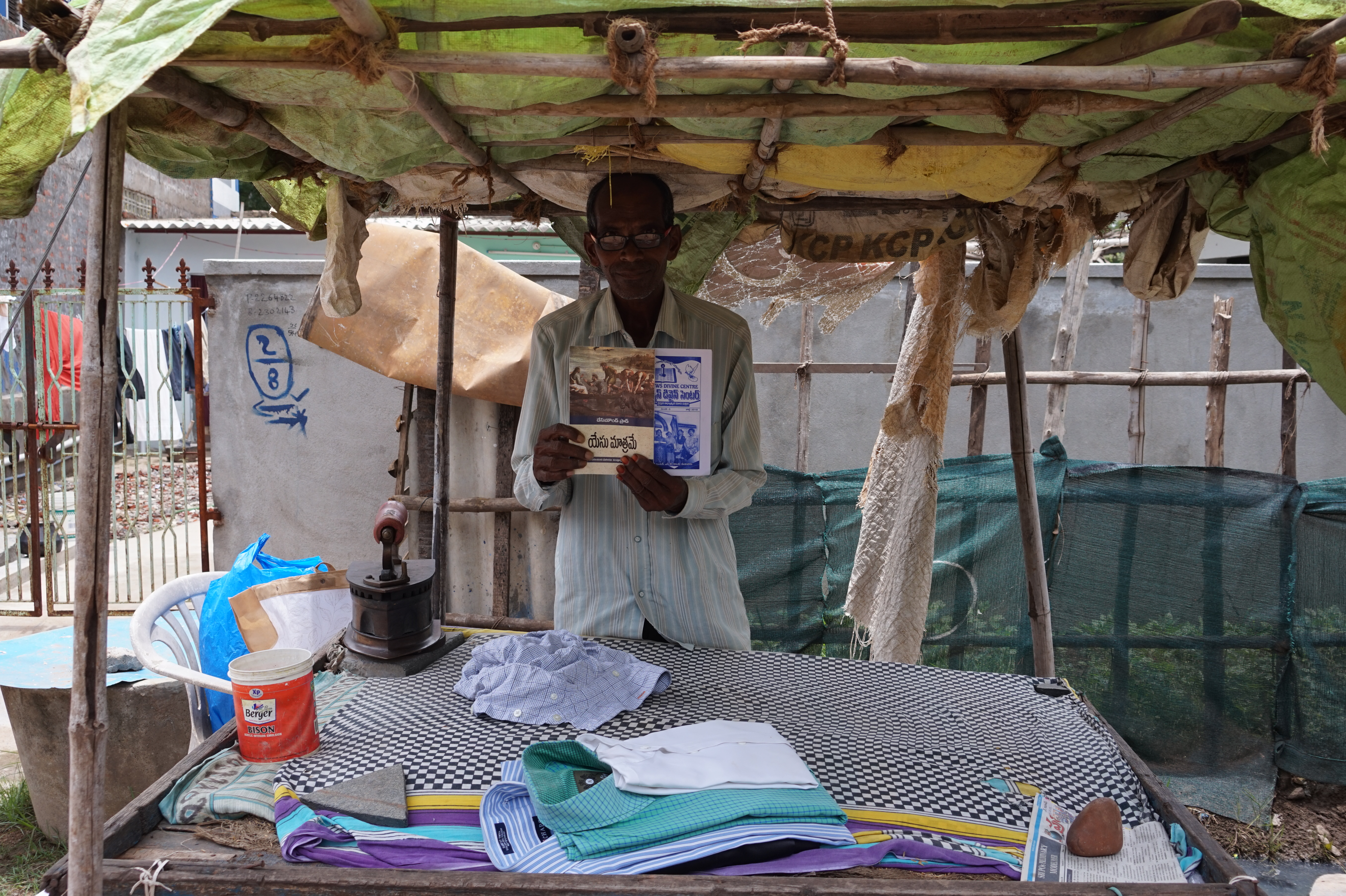Roadside Clothes Ironer Finds Jesus – Guraja, India